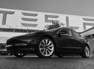 Илон Маск опубликовал в Твиттер фото первого экземпляра Tesla Model 3