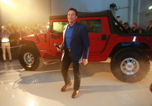 Для Арнольда Шварценеггера создали электрический Hummer H1