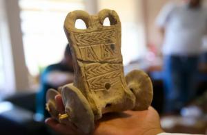 На раскопках обнаружен игрушечный автомобиль возрастом 5000 лет. ФОТО