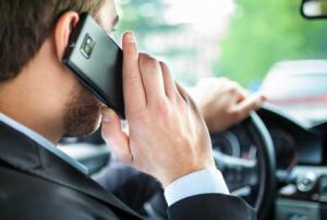 Новый закон запрещает пользоваться телефоном в стоящей машине