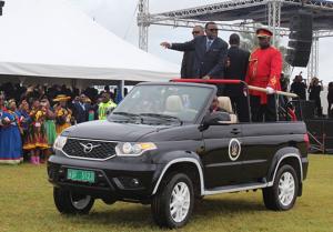 Президент Намибии "засветился" на кабриолете UAZ Patriot