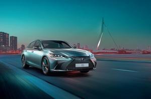 Россиянам стал доступен новый Lexus ES от 2 580 000 рублей